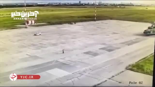 لحظه وحشتناک برخورد یک بالگرد با تیر برق در پایگاه هوایی روسیه