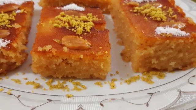 روش پخت کیک شربت دار با آرد سوجی خوشمزه و پفدار با دستور افغانی