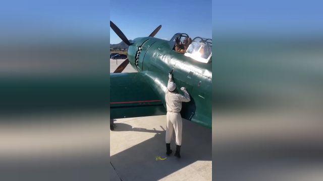 تکنیک هیجان‌انگیز سوار شدن خلبان در یک هواپیمای قدیمی - فیلم