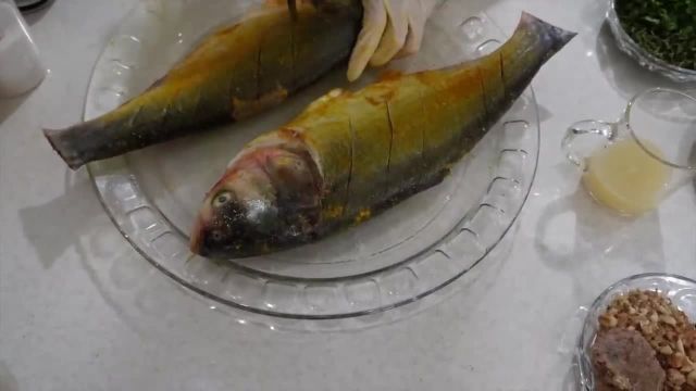 طرز تهیه سبزی پلو با ماهی شکم‌ پر مجلسی