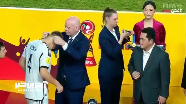 لحظه بالا بردن جام قهرمانی جهان توسط تیم ملی نوجوانان آلمان