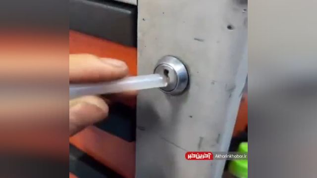 بیرون آوردن کلید شکسته در قفل با چسب حرارتی | ویدیو
