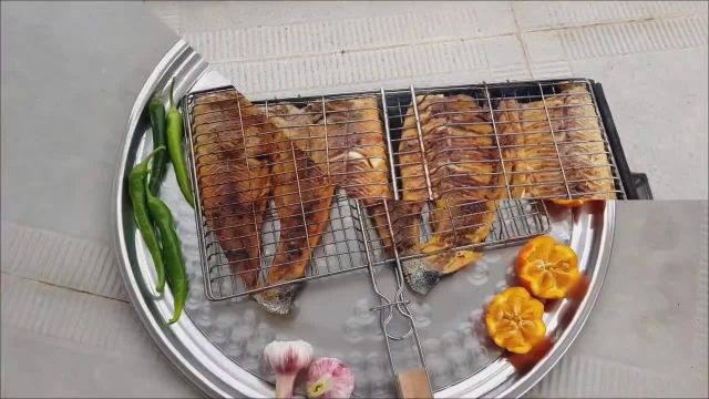 طرز تهیه ماهی قزل آلا کبابی خوشمزه و آبدار روی توری