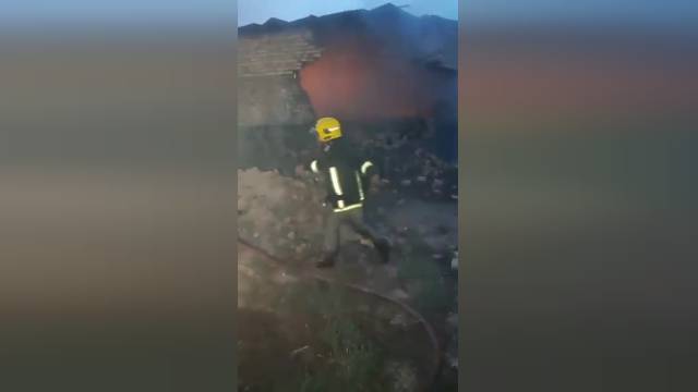 فوت یک  جوان 18 ساله و دو کودک  در حادثه آتش سوزی مهیب در قنوات | ویدیو