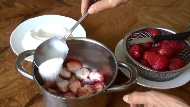 طرز تهیه مربای توت فرنگی خوشمزه و خوشرنگ فوق العاده شفاف و شیشه ای