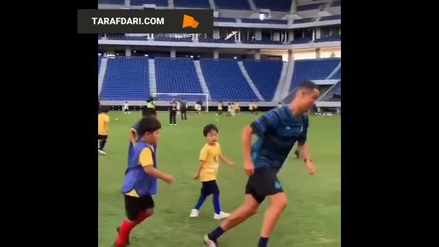 فوتبال بازی کردن کریستیانو رونالدو با کودکان ژاپنی