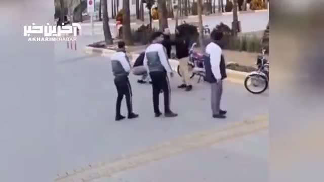 ویدئویی ادعایی درخصوص ضرب و شتم عجیب یک شهروند توسط عوامل شهرداری شاهرود