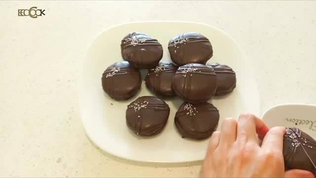 طرز تهیه شیرینی شکلاتی خانگی بدون فر و روغن | ویدیو