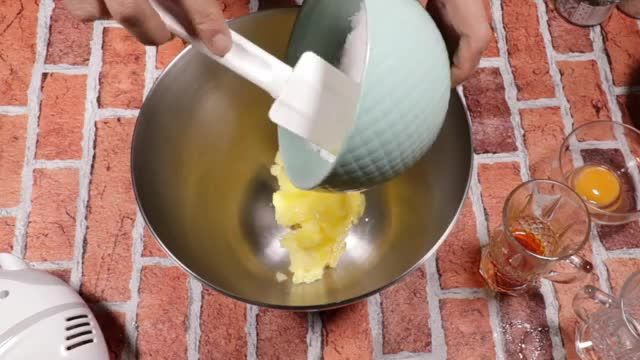 آموزش پخت شیرنی نون برنجی در منزل