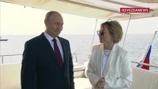 تذکر پوتین به یک زن هنگام پخش سرود ملی روسیه | ویدئو