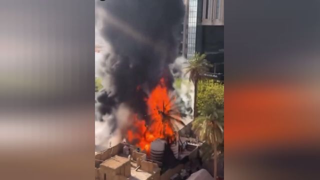 آتش سوزی به دلیل اتصال برق در یکی از خیابان‌ های اطراف حرم کربلا + فیلم