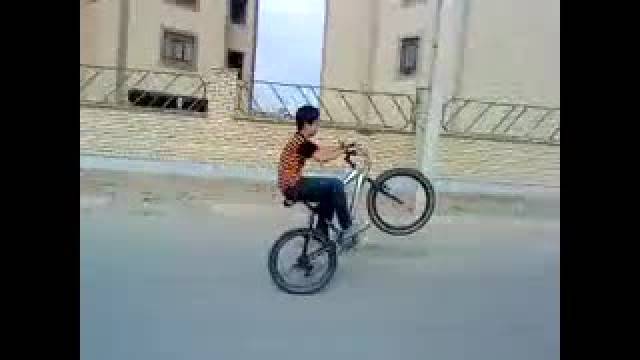 آموزش تکچرخ با دوچرخه توسط کودک11ساله