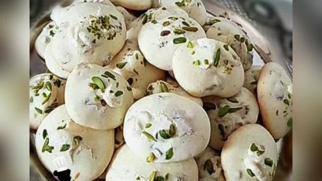 طرز تهیه شیرینی گردویی پفکی ترد و خوشمزه مخصوص عیدنوروز