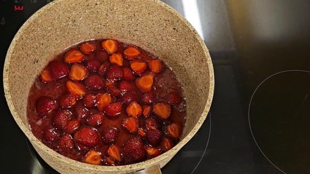 طرز تهیه مربای توت فرنگی خوشمزه و خوش عطر به روش متفاوت