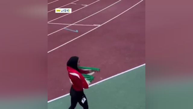 دور افتخار نازنین فاطمه عیدیان پس از کسب مدال نقره ماده 400 متر با مانع | ویدیو