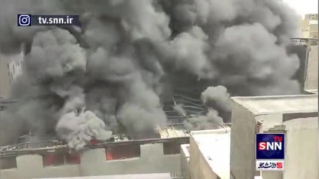 آتش سوزی چهارراه مولوی | حجم عظیم دود بر اثر سوختن لاستیک ها در داخل انبار