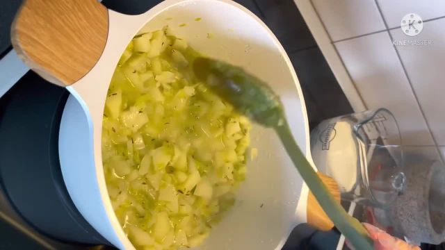 طرز تهیه سوپ تره فرنگی با سیب زمینی خوشمزه و لعابدار مرحله به مرحله