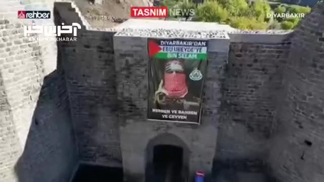 نصب عکس سخنگوی گردان‌ های قسام در مناطق کردنشین ترکیه