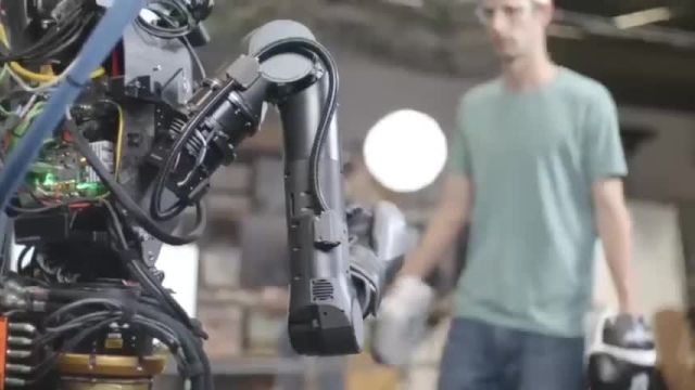 مسابقه هیجان‌ انگیز بین بوکسر انسان با ربات انسان‌ نما