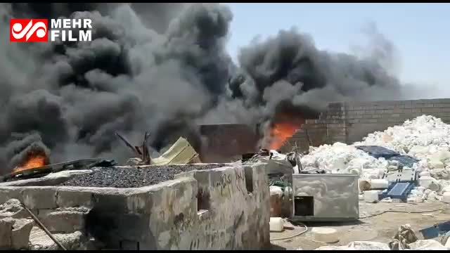 آتش‌ سوزی وسیع در انبار ضایعات اهواز | ویدیو