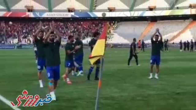 خوشحالی هواداران فوتبالی خانم، در ورزشگاه آزادی بعد از گل دوم استقلال