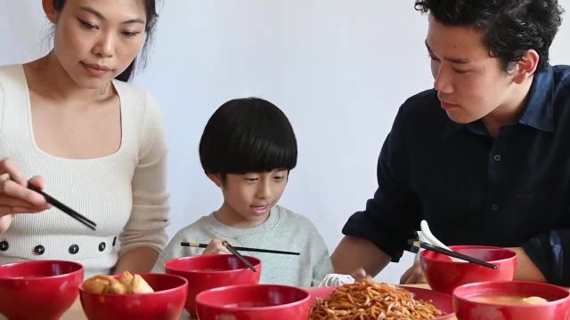 ترفند خوش خوراک کردن بچه ها در کودکی | ویدیو