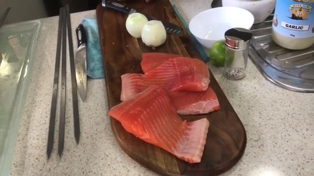 طرز تهیه ماهی سالمون کبابی با ذغال
