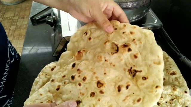 دستور پخت نان روی جغله سنگ در قوطی بسکویت به سبک افغانی
