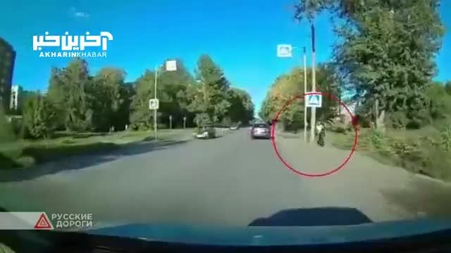 لحظه برخورد شدید خودروی سواری با عابر پیاده در خیابان