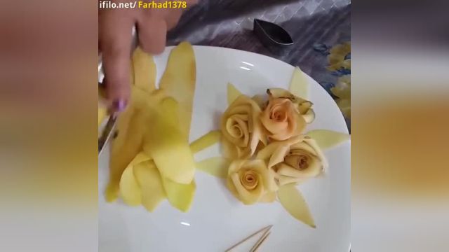 آموزش میوه آرایی به شکل گل با برش های نازک میوه