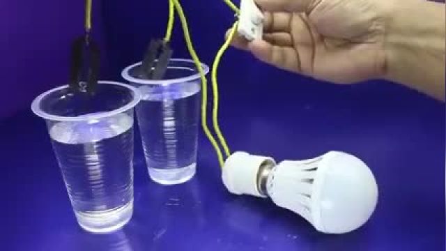 روشن كردن لامپ با آب نمک  و تیغ | ویدیو