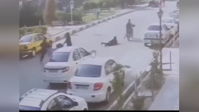 کیف قاپی خشونت آمیز در مشهد در روز روشن | ویدیو