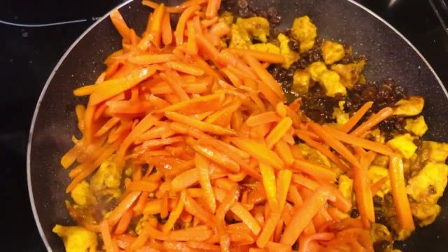 طرز تهیه هویج پلو دارچینی با گوشت مرغ برای 5 نفر