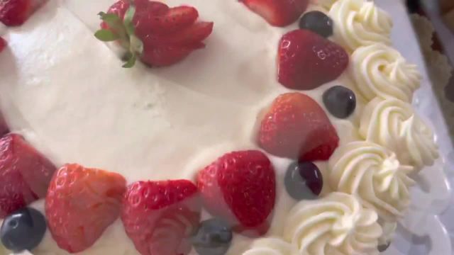 روش پخت کیک سالگره پوک و اسفنجی با تزئین میوه و خامه