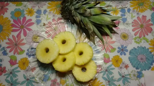 روش جالب پوست کندن آناناس با کمترین زمان ممکن