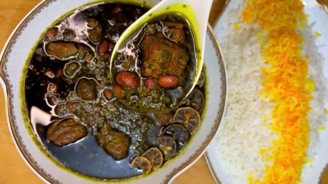 طرز تهیه قورمه سبزی با گوشت خوشمزه و جاافتاده به سبک اصیل ایرانی