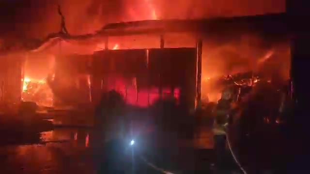 کلیپ آتش‌سوزی گسترده در یک انبار در خیابان فدائیان اسلام +فیلم - مشرق نیوز