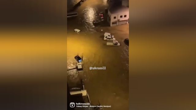 آب گرفتگی خیابانها و وارد آمدن خسارت در پی وقوع سیل شدید در آنتالیا