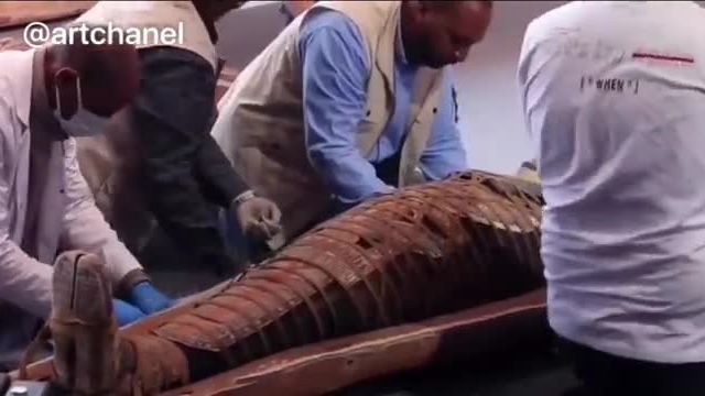 لحظه‌ی باز کردن تابوت تازه کشف شده از مصر باستان | ویدیو