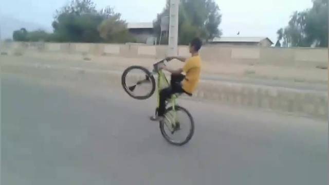 کلیپ تک چرخ زدن با دوچرخه