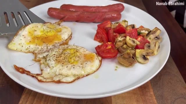 طرز تهیه سوسیس تخم‌ مرغ با قارچ  و گوجه یک صبحانه خوشمزه و سالم
