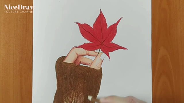 راهنمای گام به گام : یاد بگیرید چگونه دستی را که یک گل را در دست گرفته با مداد رنگی بکشید