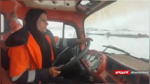 برف‌ روبی اولین خانم راهدار ایران | ویدیو