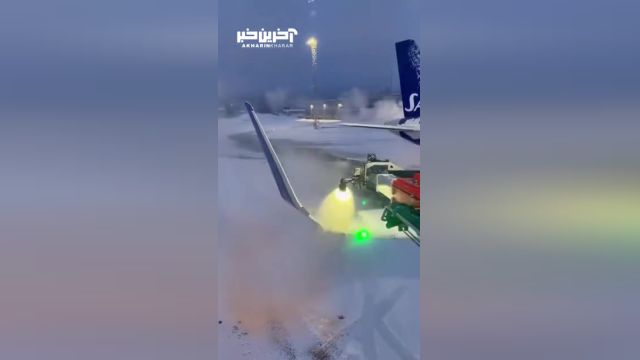 روشی جالب برای یخ زدایی و برف‌ روبی هواپیما قبل از برخاستن از زمین | ببینید