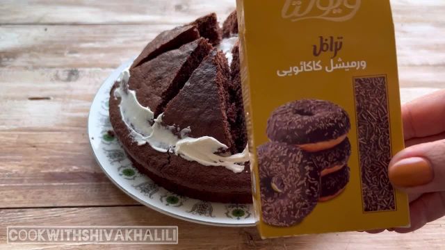 آموزش کیک کاکائویی خانگی با تزیین ساده | دستورالعمل کیک اسفنجی ساده
