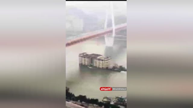شناور شدن یک ساختمان 5 طبقه روی رودخانه | ویدیو