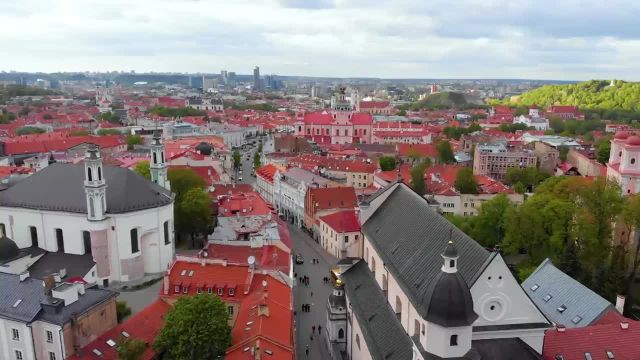 نمای هوایی از ویلنیوس، لیتوانی | ویدیوی پهبادی زندگی شهری
