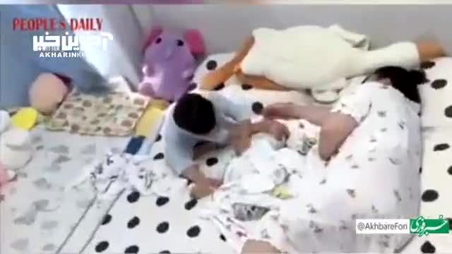 ویدیویی زیبا از آرام کردن یک نوزاد و مادر پس از صاعقه ترسناک