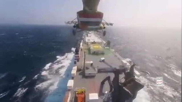 لحظه توقیف کشتی اسرائیلی توسط انصارالله یمن | ببینید