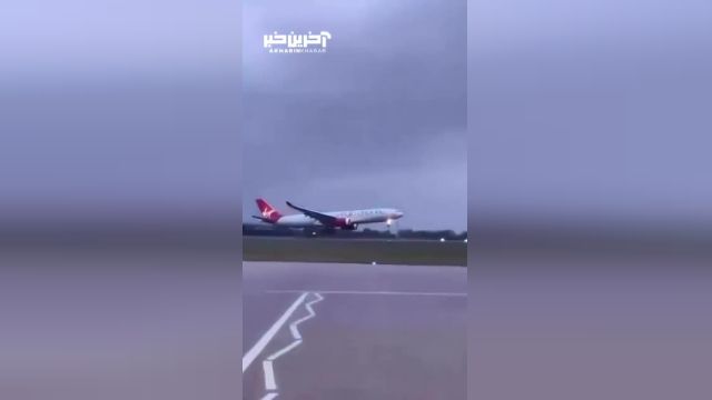 لحظه انصراف خلبان از فرود هواپیما روی باند به دلیل طوفان